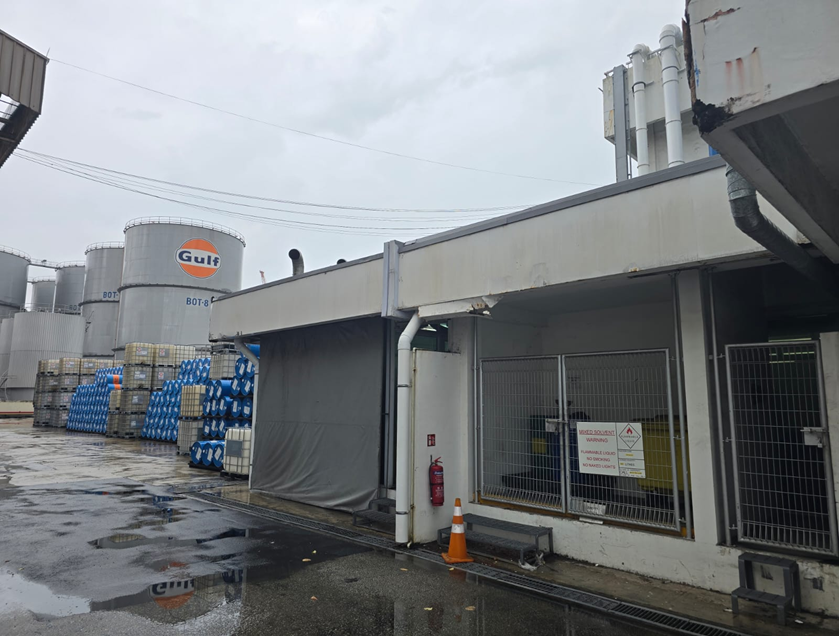 External metal facade cladding with concealed fixings